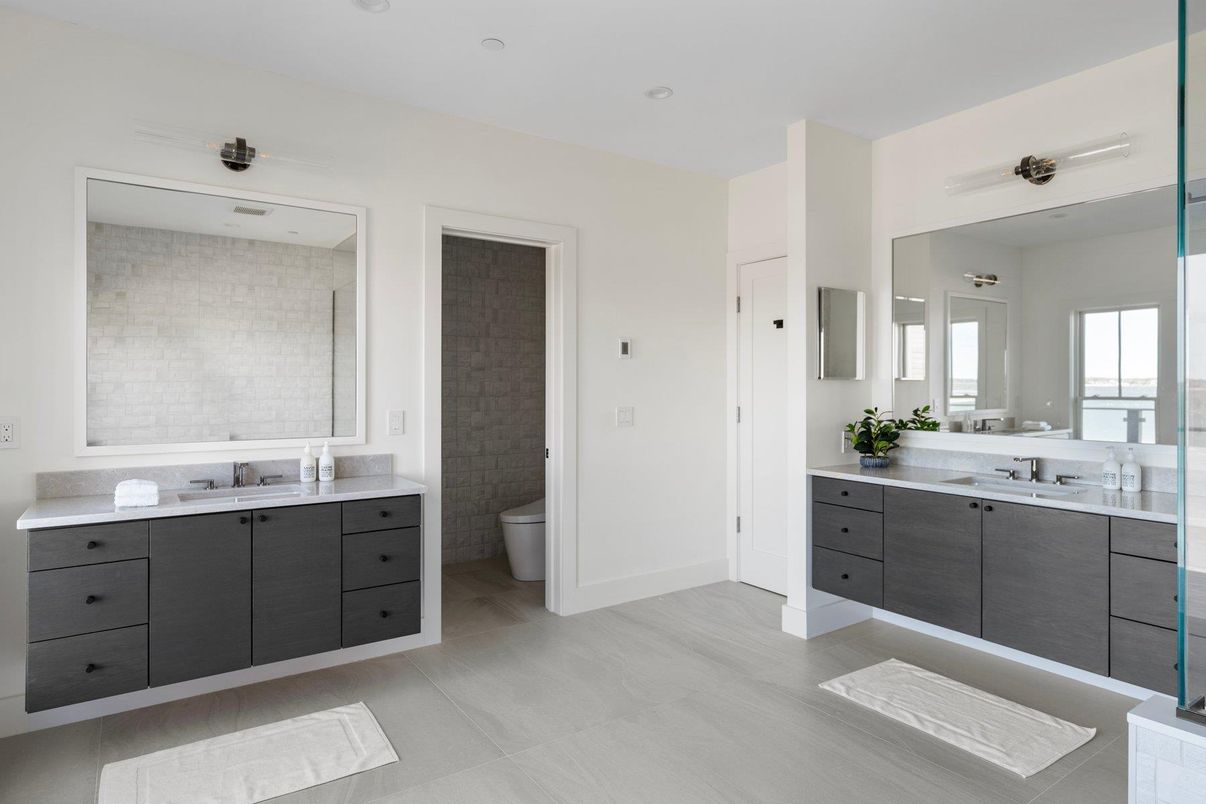 Bathroom, Dual Sink Vanities, Interior