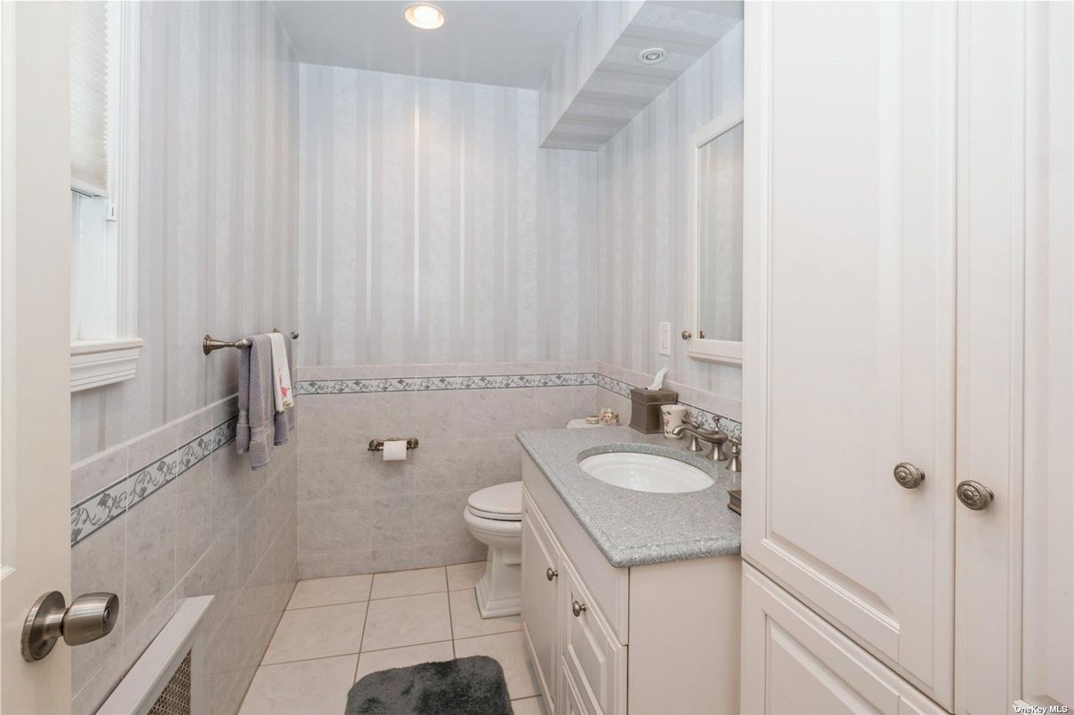 Bathroom, Interior, Recessed Lighting