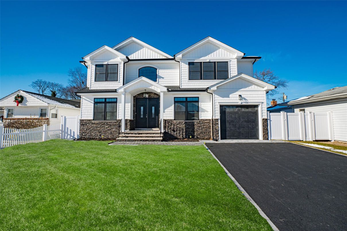 Attached, Exterior, Facade, Farmhouse