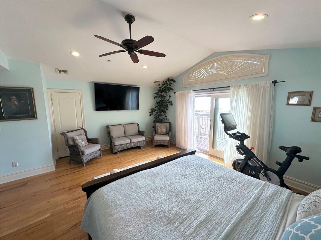 Bedroom, Fitness Equipment, Interior, Recessed Lighting, Wood Texture Flooring