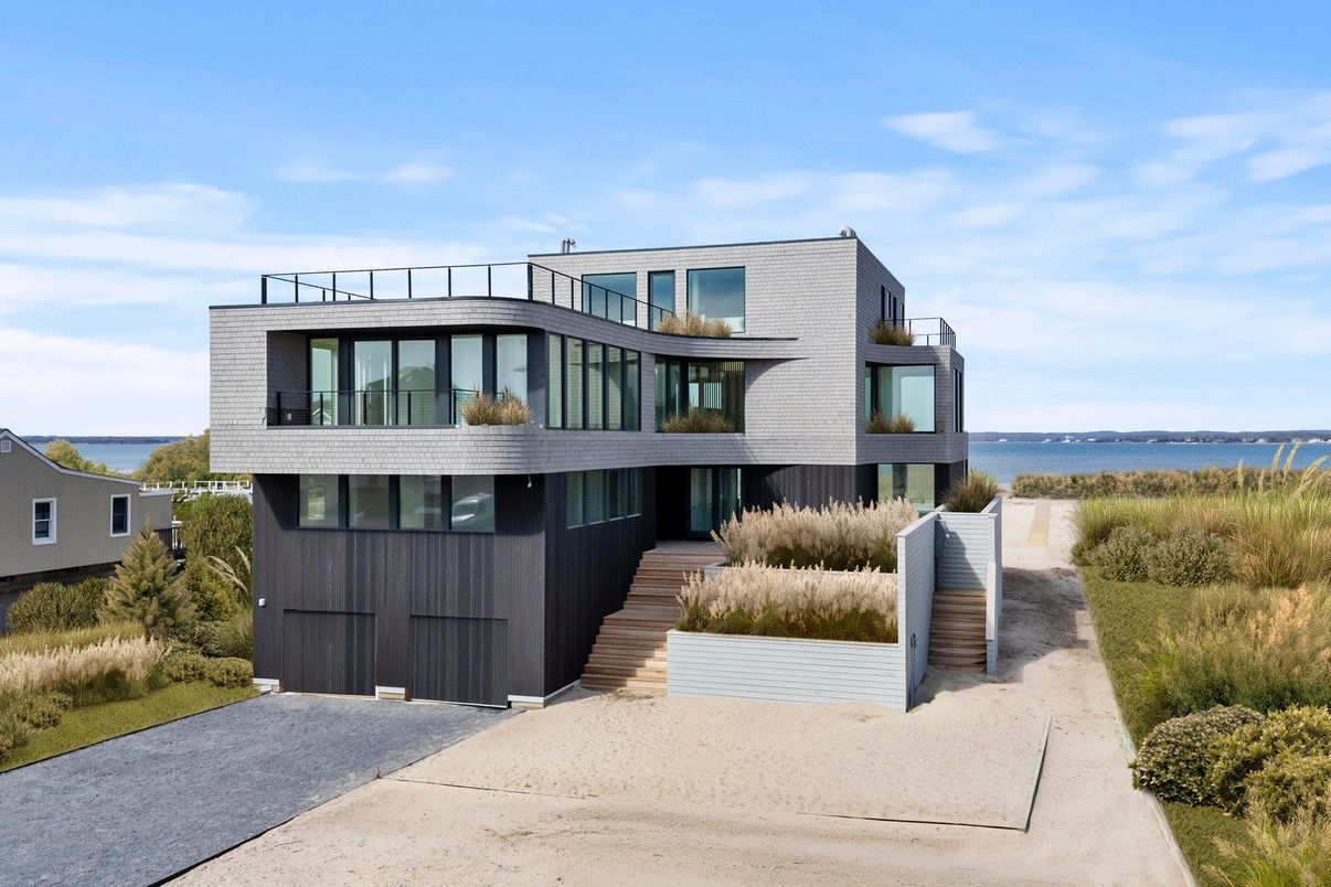 Attached, Exterior, Facade, Water, Modern