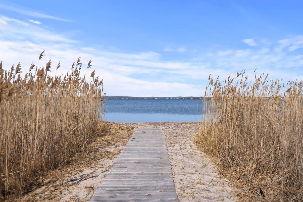 Exterior, Lake