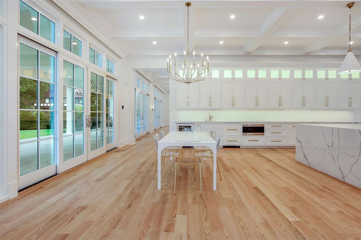 Chandelier, Dining room, Interior, Kitchen, Pendant Lights, Recessed Lighting, Wood Texture Flooring