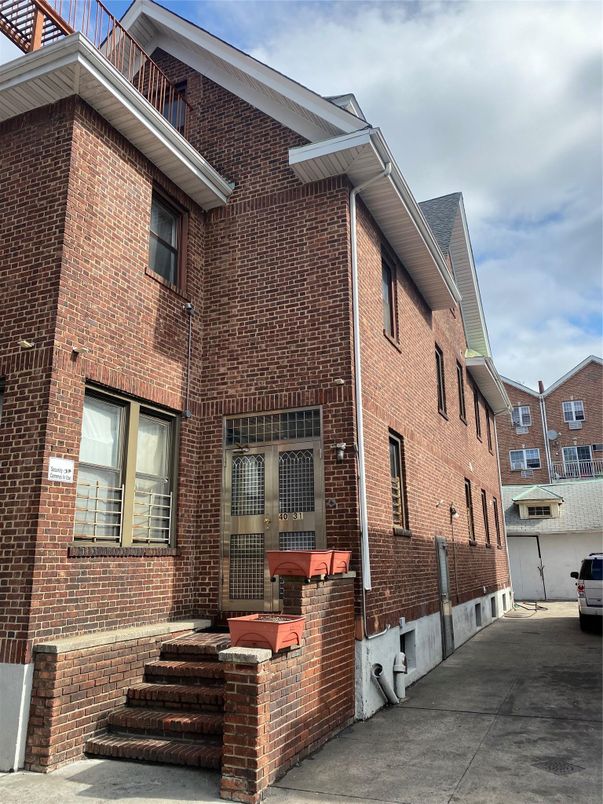 Exterior, Facade, Brick Facade, Rowhouse