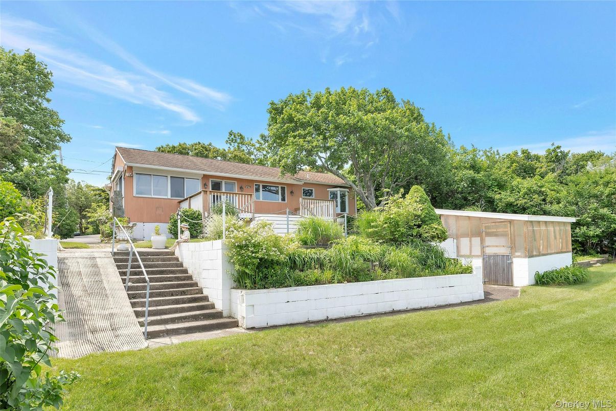 Backyard, Exterior, Facade, Raised Ranch