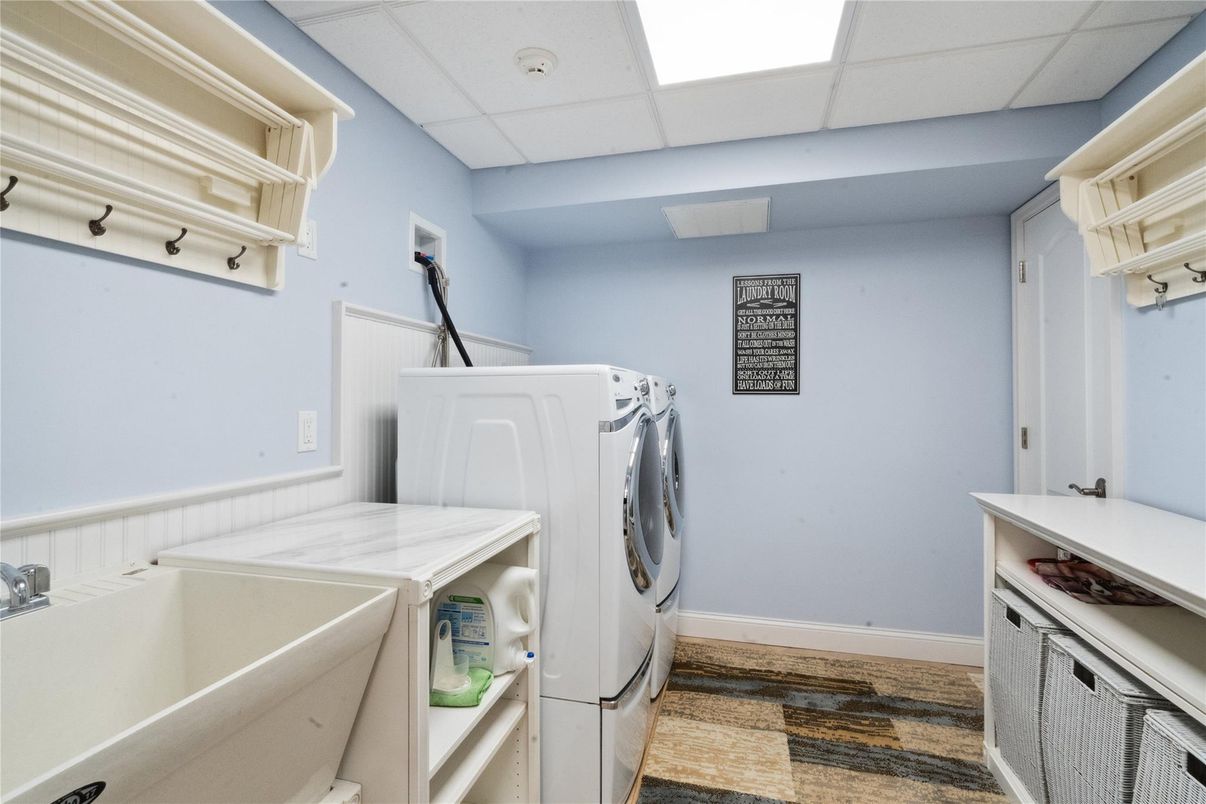 Interior, Washer, Wood Texture Flooring