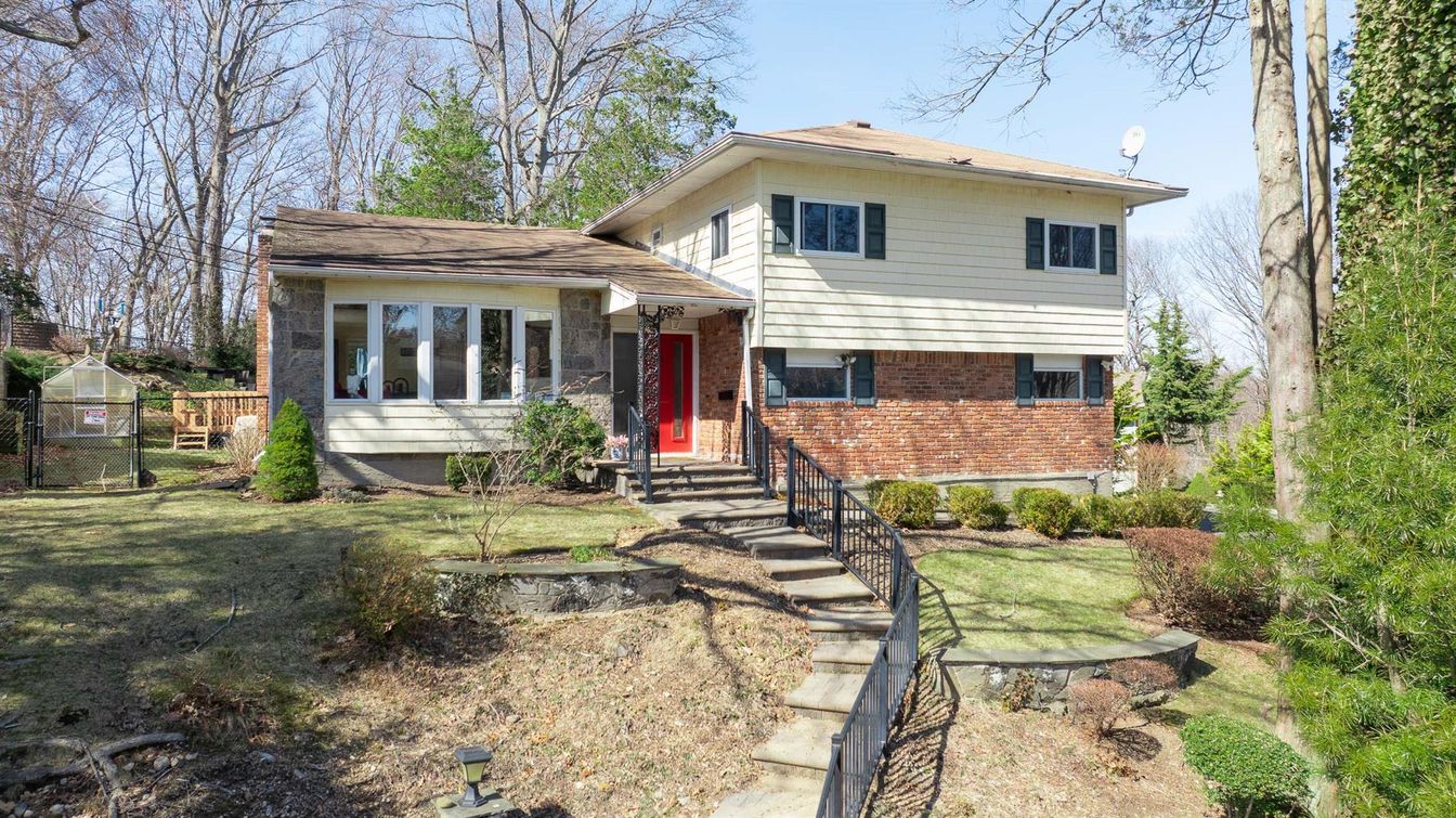 Exterior, Facade, Brick Facade, Split Level