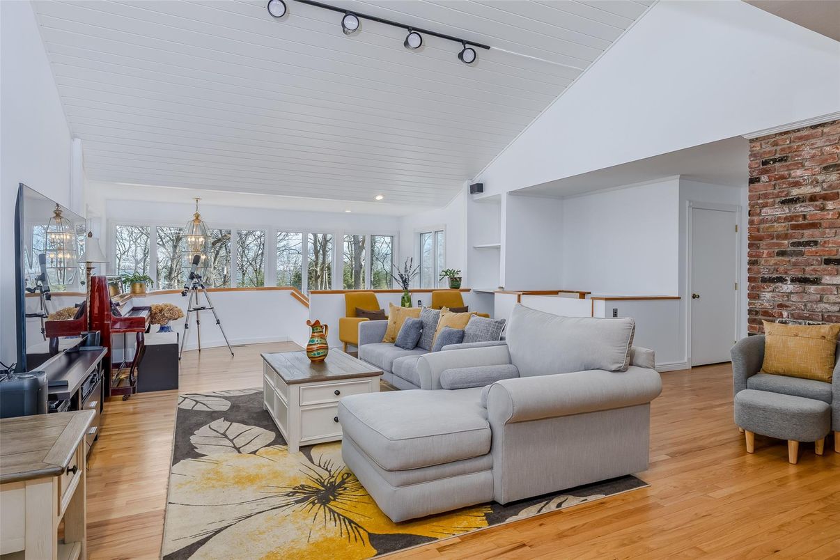 Dining room, Interior, Living room, Pendant Lights, Recessed Lighting, Stone Walls, Wood Texture Flooring