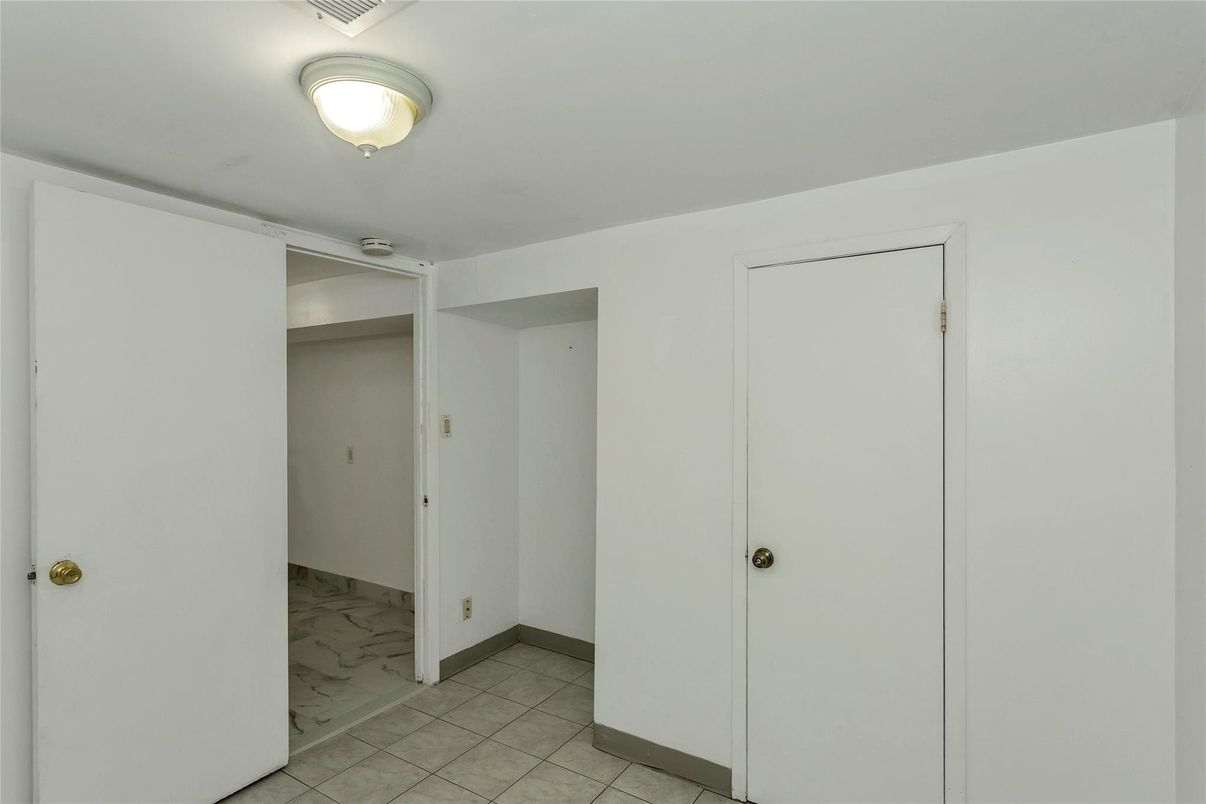 Empty room, Interior