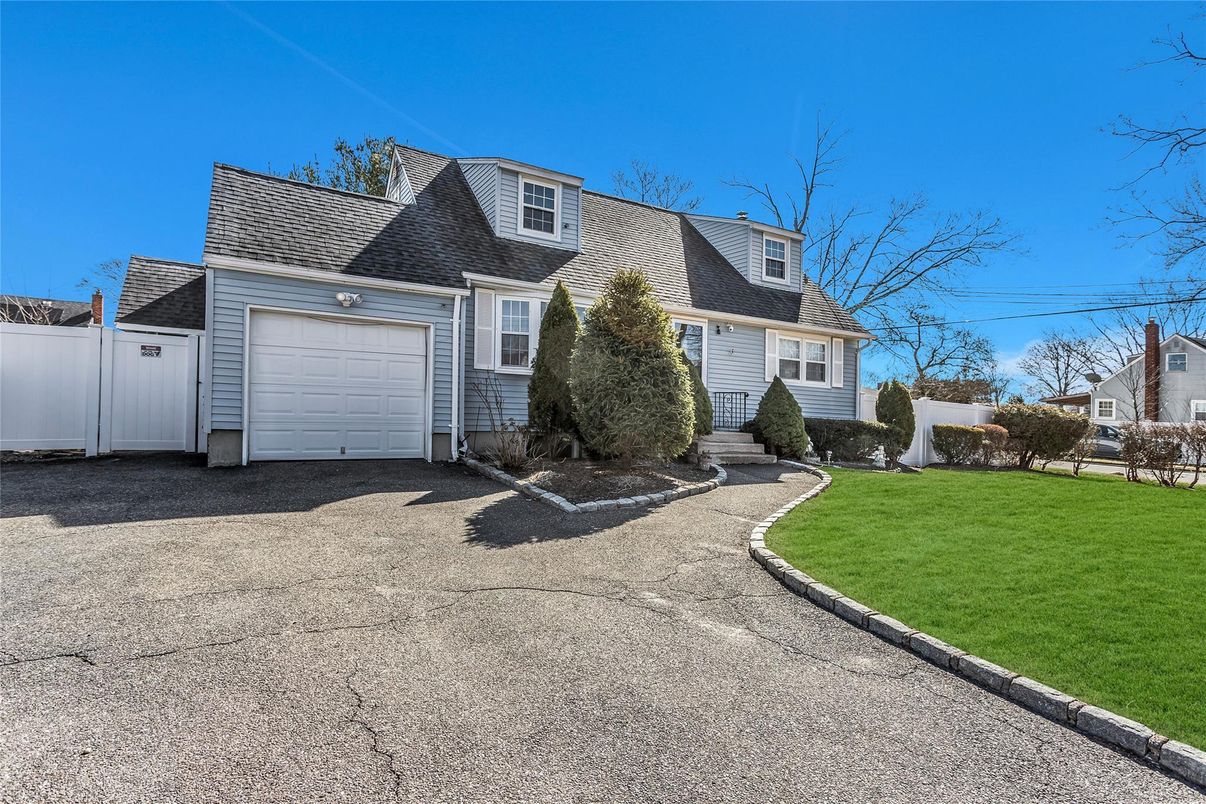 Attached, Exterior, Facade, Cape Cod