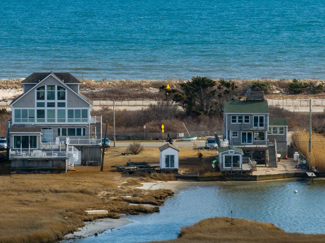 Exterior, Lake