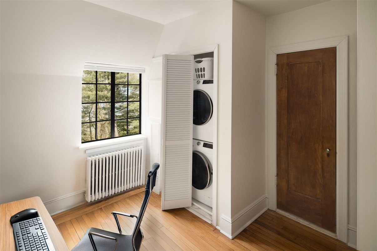 Interior, Utility Closets, Washer, Wood Texture Flooring