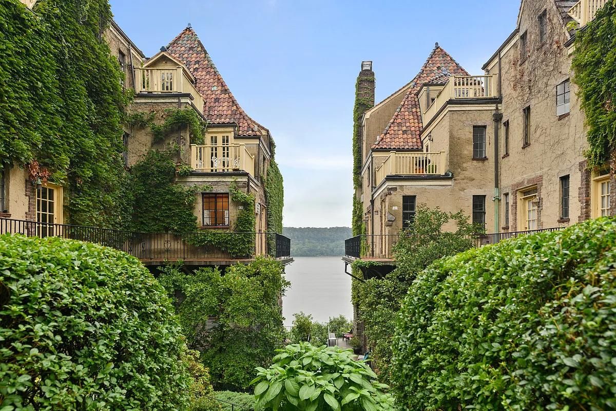 Exterior, Facade, Tudor Revival