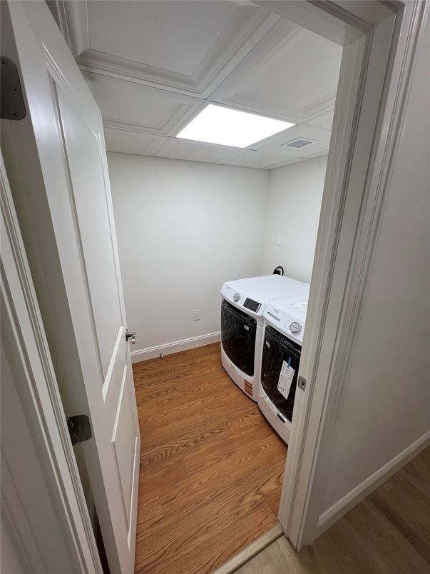 Interior, Recessed Lighting, Washer, Wood Texture Flooring