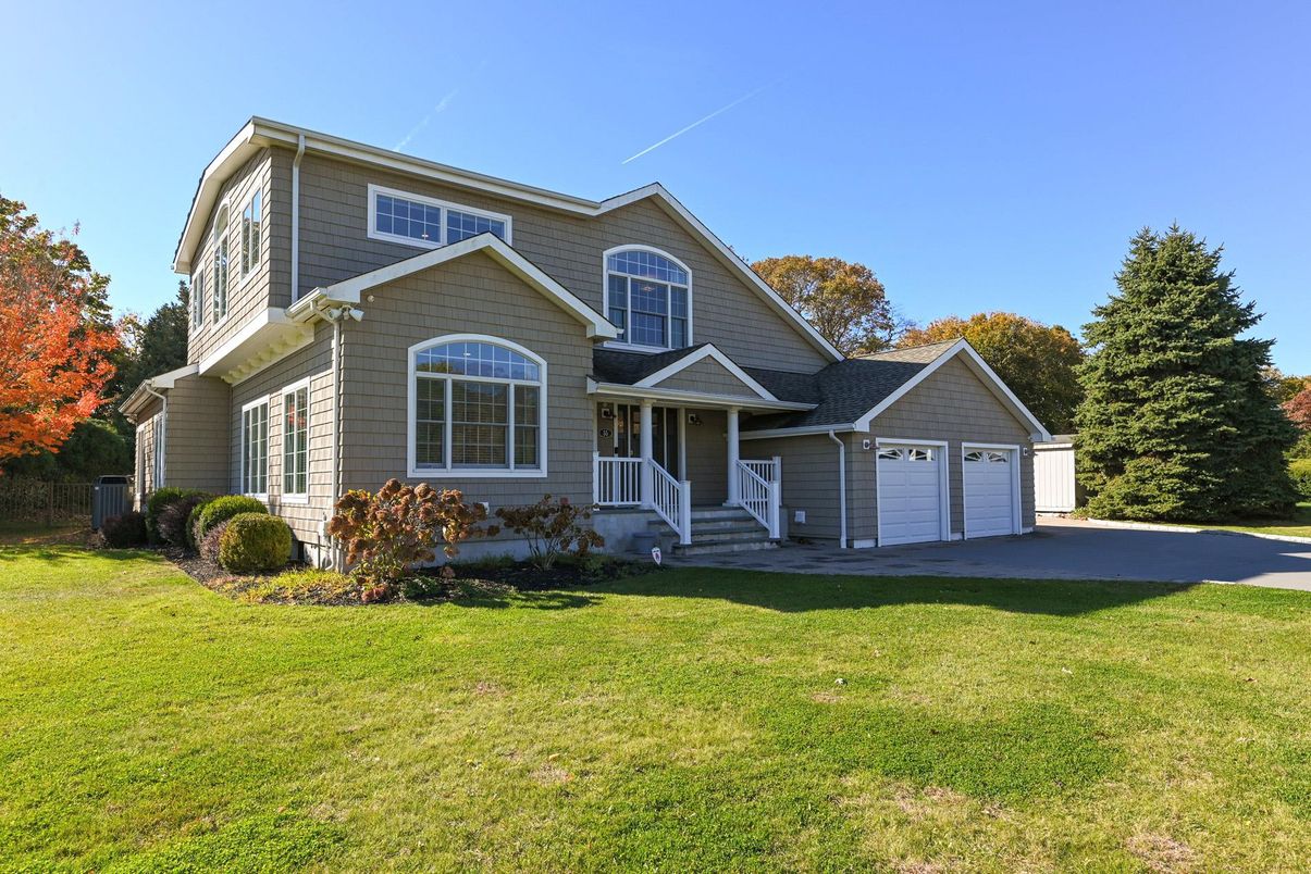 Attached, Exterior, Facade, American Craftsman