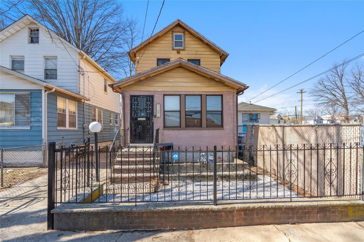 Exterior, Facade, Queen Anne Victorian