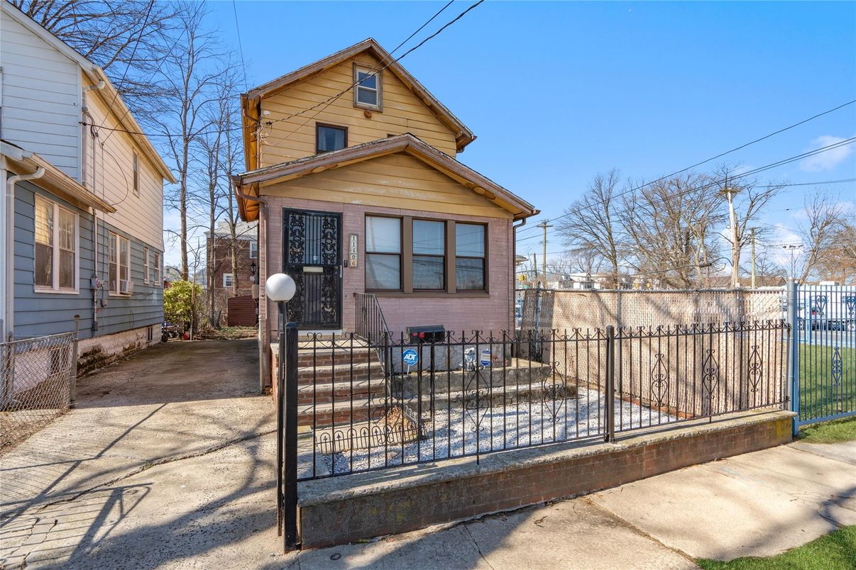 Exterior, Facade, Brick Facade, American Foursquare