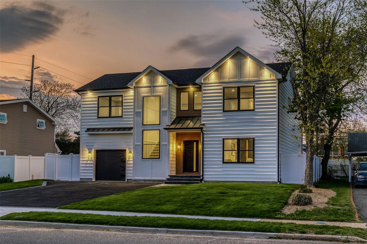 Attached, Exterior, Facade, Farmhouse