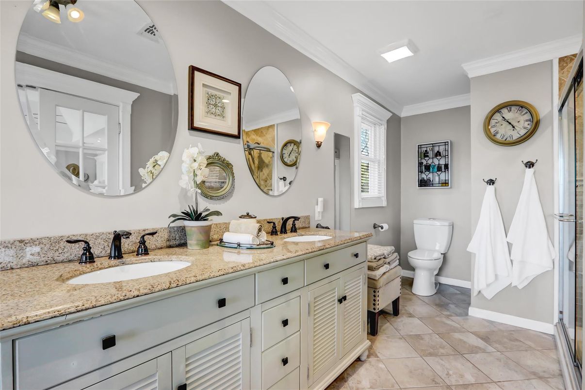 Bathroom, Dual Sink Vanities, Interior