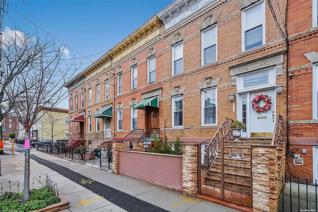 Exterior, Facade, Brick Facade, Rowhouse
