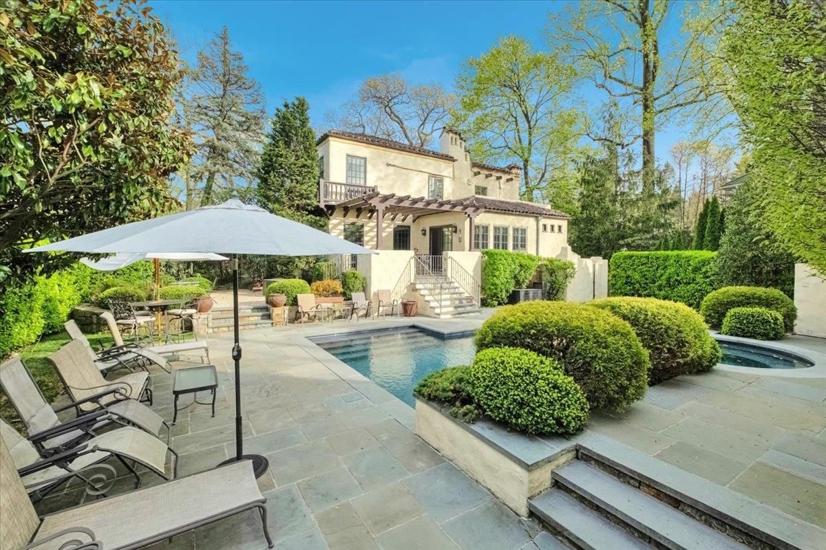Exterior, Pool