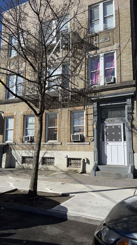 Exterior, Facade, Brick Facade, Rowhouse
