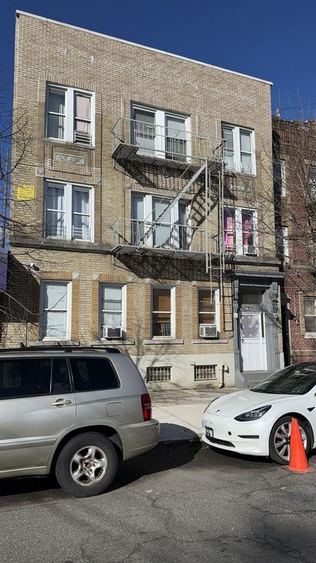Exterior, Facade, Brick Facade, Rowhouse