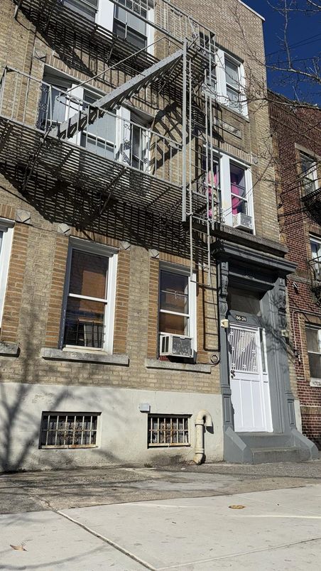 Exterior, Facade, Rowhouse