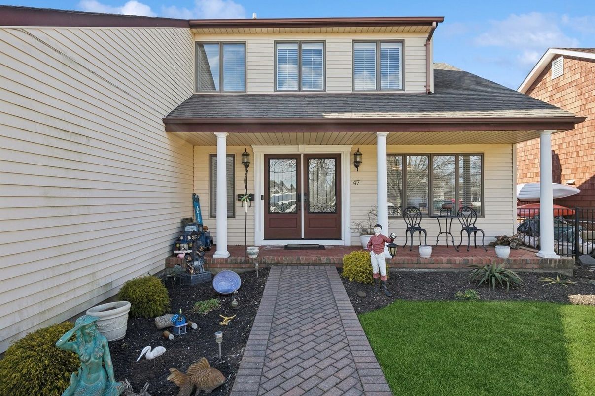 Exterior, Facade, None