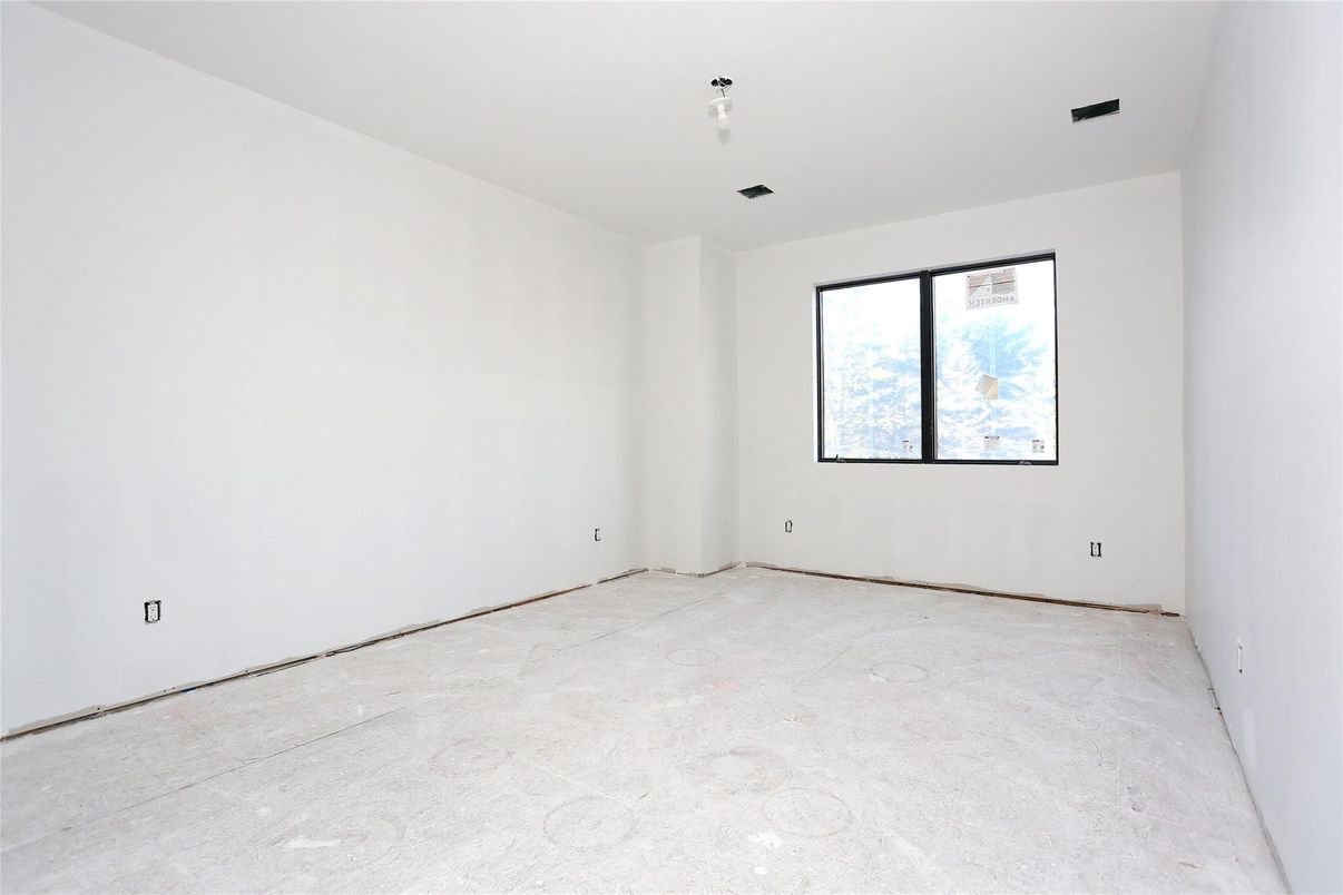 Empty room, Interior