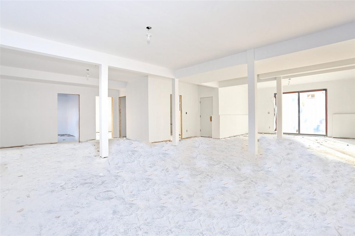 Empty room, Interior