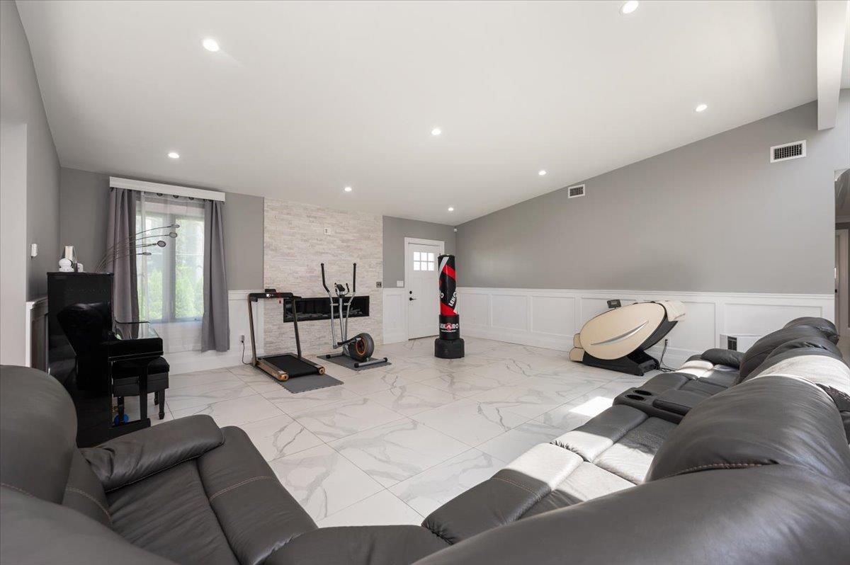 Fitness Equipment, Interior, Living room, Marble, Recessed Lighting, Stone Walls