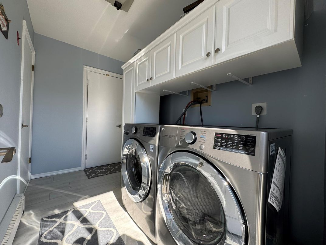 Interior, Washer, Wood Texture Flooring