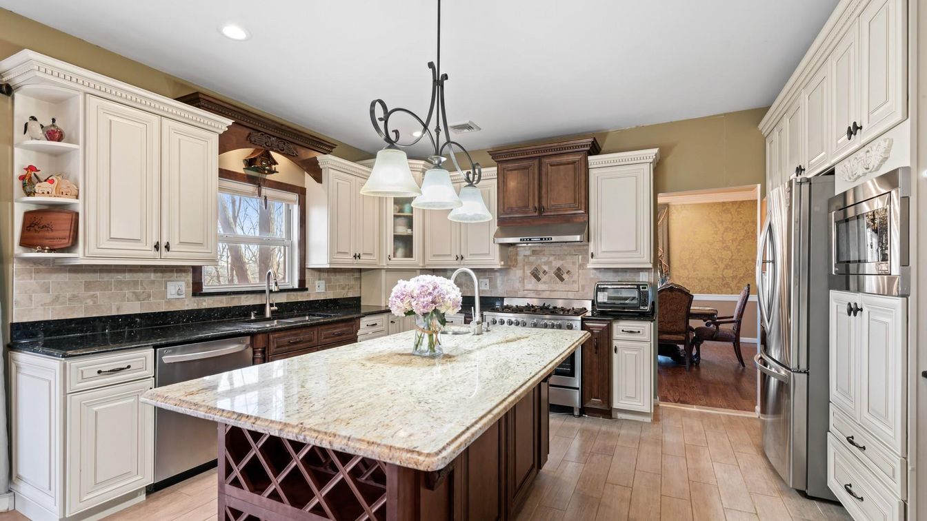 Dining room, Interior, Kitchen, Pendant Lights, Recessed Lighting, Stainless Steel Appliances, Wood Texture Flooring