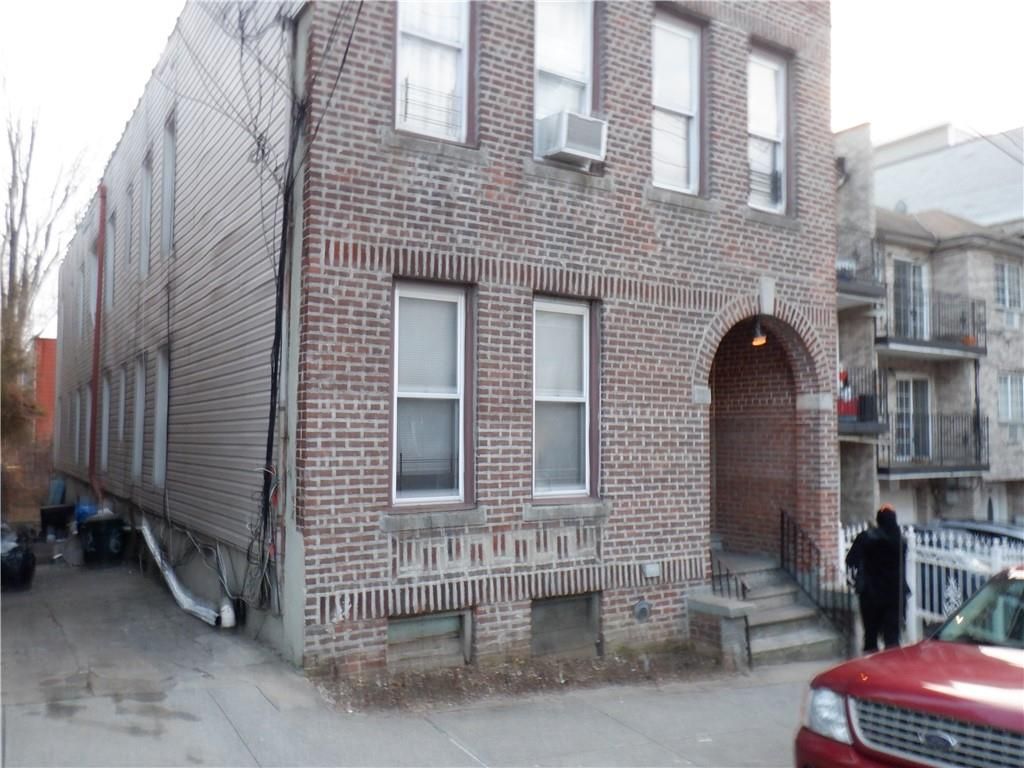 Exterior, Facade, Brick Facade, Rowhouse