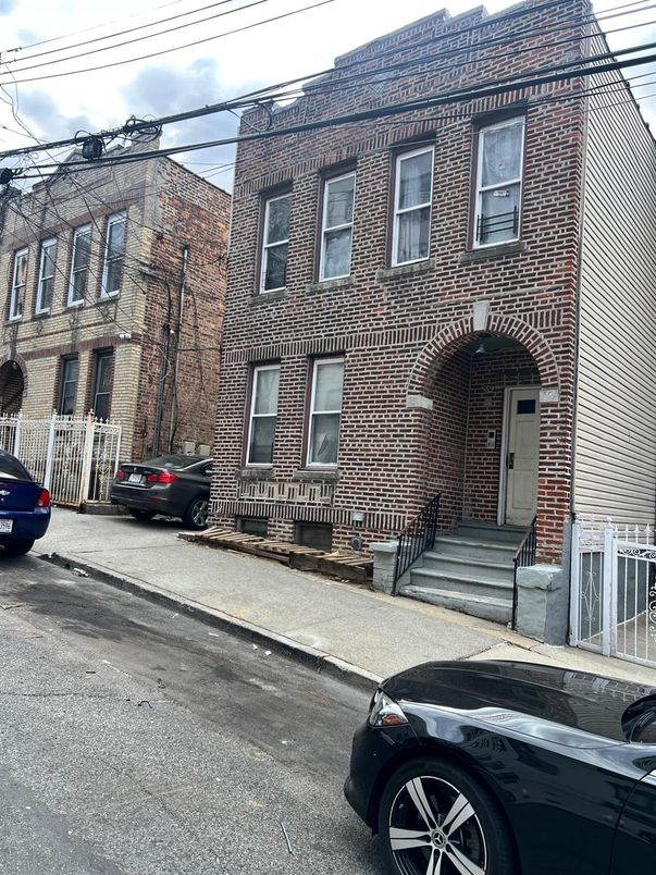 Exterior, Facade, Brick Facade, Rowhouse