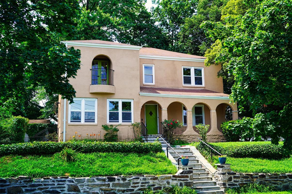 Exterior, Facade, Mediterranean