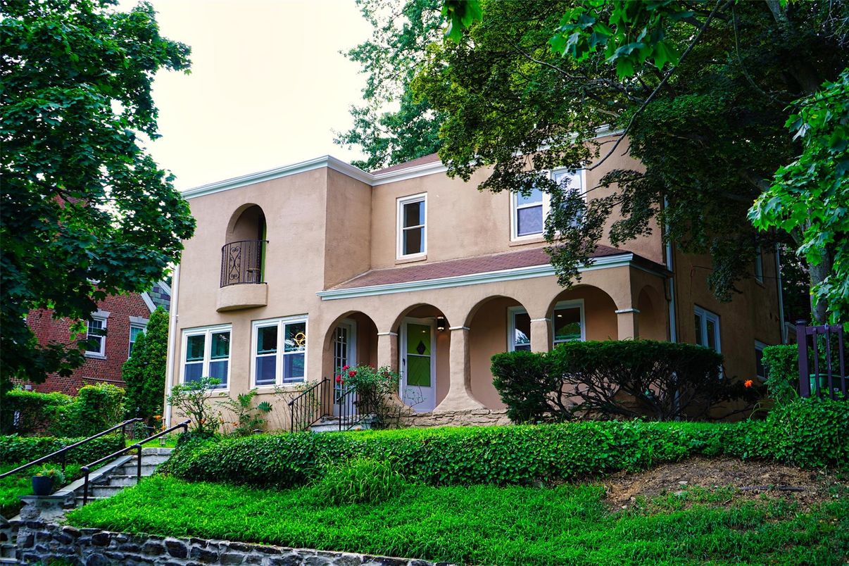 Exterior, Facade, Mediterranean