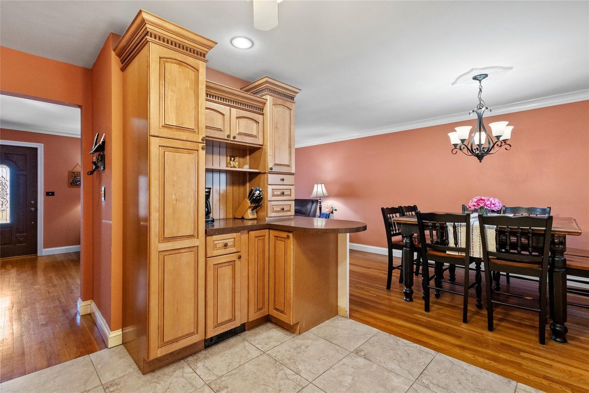 Chandelier, Dining room, Interior, Recessed Lighting, Wood Texture Flooring