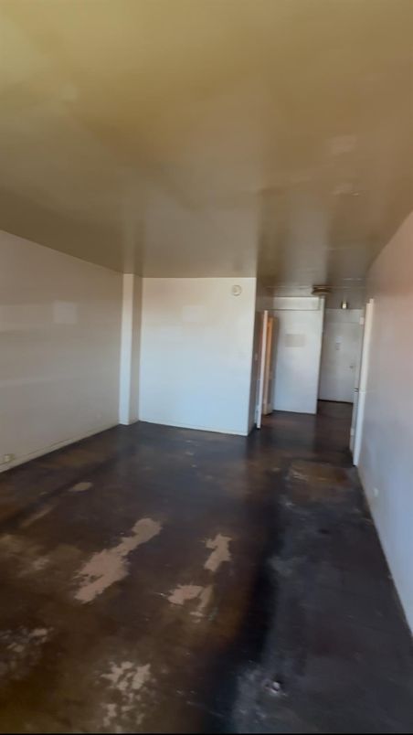 Empty room, Interior