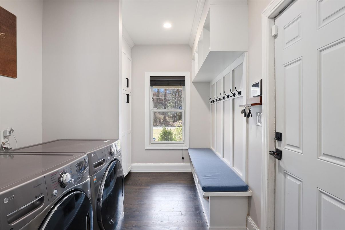 Interior, Recessed Lighting, Washer, Wood Texture Flooring