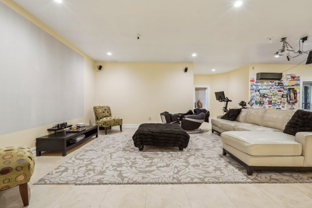 Fitness Equipment, Interior, Living room, Recessed Lighting