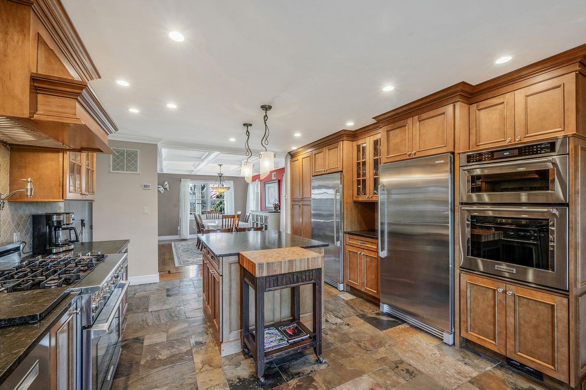 Chandelier, Dining room, Interior, Kitchen, Pendant Lights, Recessed Lighting, Stainless Steel Appliances