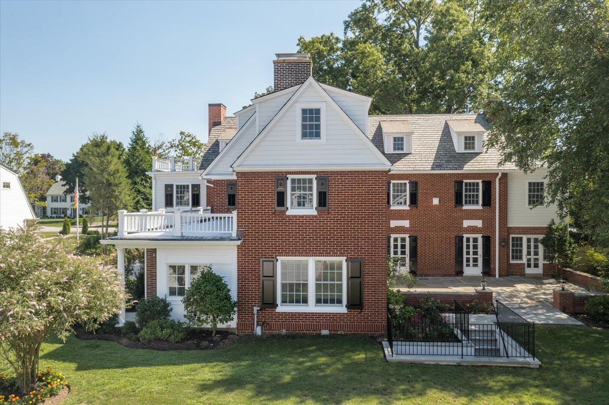 Exterior, Facade, Brick Facade, Georgian