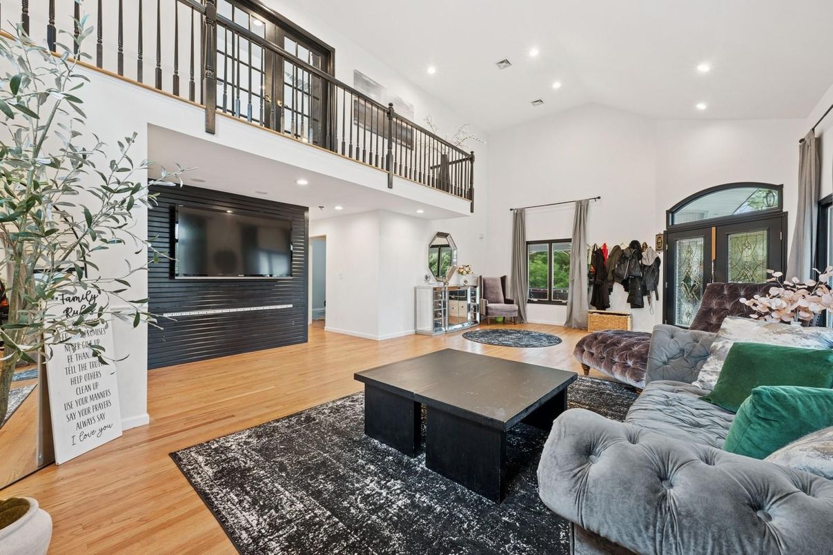 Interior, Living room, Recessed Lighting, Wood Texture Flooring