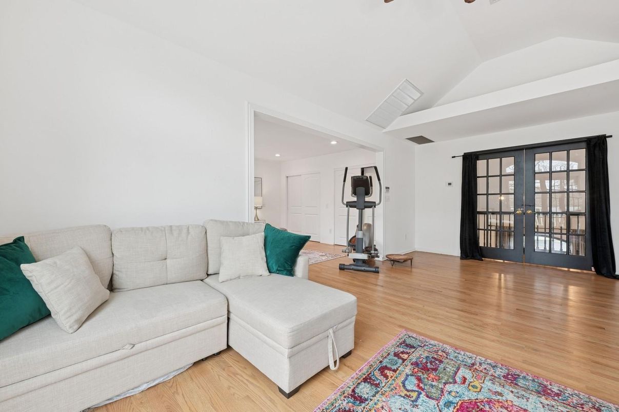 Fitness Equipment, Interior, Living room, Recessed Lighting, Wood Texture Flooring