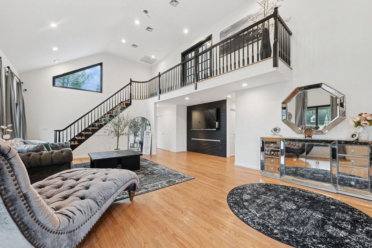 Interior, Recessed Lighting, Wood Texture Flooring