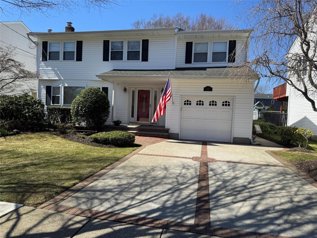 Attached, Exterior, Facade, Raised Ranch