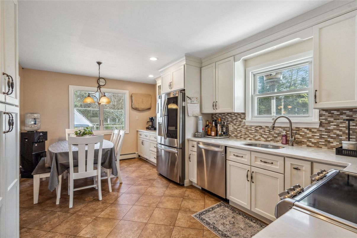 Dining room, Interior, Kitchen, Pendant Lights, Recessed Lighting, Stainless Steel Appliances
