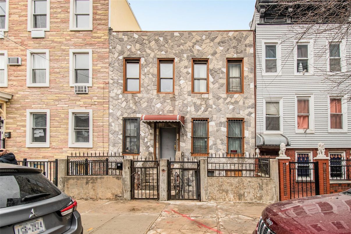 Exterior, Facade, Brick Facade, Rowhouse